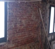 Fin d&eacute;couvrement mur briques et silex