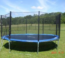Installation du trampoline pour les enfants