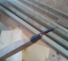La laine de verre du plafond du première étage comportait un frein-vapeur en carton, il fallait donner des coups de cutter. Pourquoi monté et descendre d'un escabot, une rallonge de cutter c'est suffisant :)