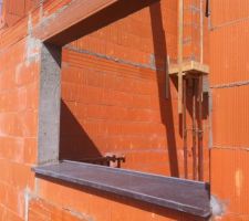 Appui de fenêtre AV en pierre posé