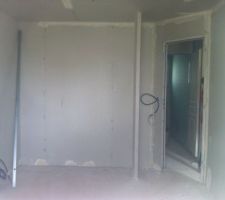 Chambre / bureau du RDC avec cloison posée pour futur placard