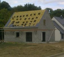 Eh ben le couvreur a commencé hier matin nous allons passez voir le chantier aujourd'hui pour le moment les corps de metiers se suivent bien les maçons on été les plus long je crois mdr