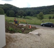 ENFIN!! La commune est venue réparer les câbles arrachés par le terrassier et les déplacer vu qu'ils passaient sur notre parcelle.