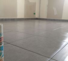 Carrelage fini dans le bureau