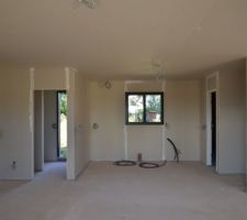 Depuis salon, vue entr&eacute;e et cuisine