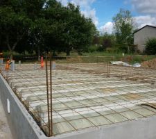 Pose des poutrelles et marmites.
Bientôt le coulage de la dalle!