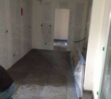 La cuisine et le salon carrel&eacute;