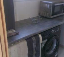 Une partie du cellier avec plan de travail