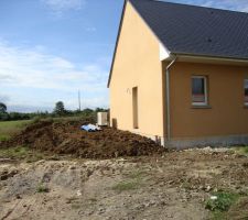 L'entreprise pour le terrassement est passée : les travaux de remise en état du terrain commencent.