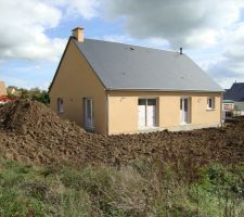 L'entreprise pour le terrassement est passée : les travaux de remise en état du terrain commencent.