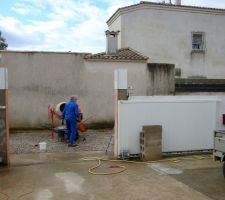 Les poteaux sont coffr&eacute;s, il faut les couler.