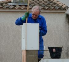 Les poteaux sont coffr&eacute;s, il faut les couler.