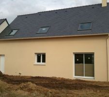 On voit enfin la façade sud de la maison, qui ne se cache plus derrière un gros tas de terre. Ca fait super plaisir