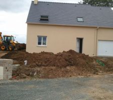 Rajout de terre végétale devant la maison pour rattraper un peu les différences de nivaux