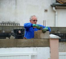 Il faut aussi sur&eacute;lever les murs pous soutenir les poutres.