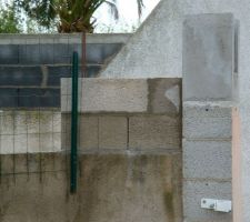 Il faut aussi sur&eacute;lever les murs pous soutenir les poutres.