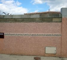 Il faut aussi sur&eacute;lever les murs pous soutenir les poutres.