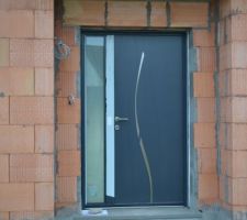 La porte d'entrée vu de l'extérieur!! elle claque^^