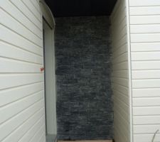 Parement en pierres naturelles Stonepanel Anthracite (porche entrée)