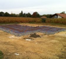 Mise en place de l'isolation sous dalle, du film anti termites, et du treillis soud&eacute;.