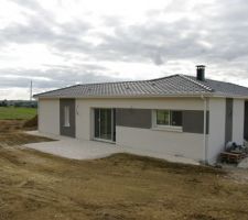 Début du terrassement sur le tour de la maison avec la pose du calcaire pour protéger les crépis et les terrasses provisoires