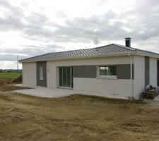 Début du terrassement sur le tour de la maison avec la pose du calcaire pour protéger les crépis et les terrasses provisoires