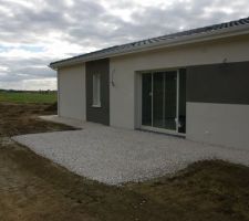 Début du terrassement sur le tour de la maison avec la pose du calcaire pour protéger les crépis et les terrasses provisoires