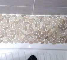 Apr&egrave;s s&eacute;chage, le blanc du joint s'accorde avec le bac de douche, c'est l'effet voulu.