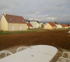 ça y est ! On a dit adieu à nos montagnes de terre  :D  le terrain est plat, ratissé... Bientôt le gazon à semer !