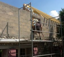 Les murs montent vite, mais les fenetres ne sont toujours pas livres!