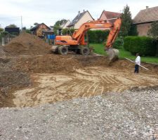 Voila les d&eacute;but des terrassements. Travail soign&eacute; tri des mat&eacute;riaux recycl&eacute; et loess.