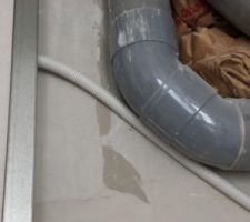 Coffrage pour masquer les tuyaux d'évacuation