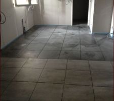 Carrelage salon et cuisine au fond, on aperçois le cellier tout au bout