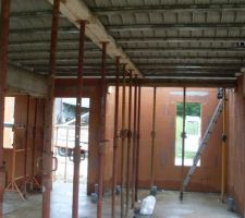 Maintien des hourdis 1er &eacute;tage (vue sur entr&eacute;e et fen&ecirc;tre salle d'eau)