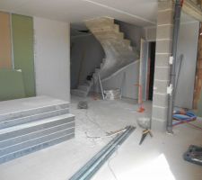 A l'heure d'aujourd'hui le plaquiste a fini la maison , il lui rest le cellier &agrave; faire dans le garage