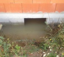 Après les pluies de fin juillet : environ 50cm d'eau dans le vide sanitaire. Il paraît que c'était normal car le drainage n'était pas encore mis en place ?! J'attends les prochaines pluies pour voir si ça ne recommence pas...