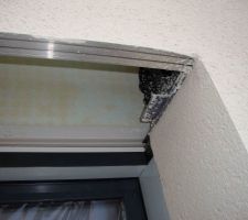 Baguette &eacute;cras&eacute;e dans l'angle ainsi que bavure et projection dans le coffre