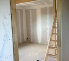 La chambre est vide, prête à poncer !