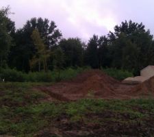 Et non ce n'est pas chez moi malheureusement c'est chez mon futur voisin qui est un peu en avance sur nous car les fondations sont creusées !! il est en auto construction enfin si j'ai bien compris. On voit notre terrain forêt en arrière plan (ça fait peur)