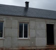 Toit &agrave; ossature m&eacute;tallique avec &eacute;cran sous toiture et ardoise