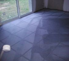 Pose du carrelage dans la pi&egrave;ce a vivre
