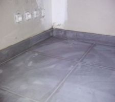 Les plinthes sont pos&eacute;es, elles sont assorties mais sont tout de m&ecirc;me plus fonc&eacute;e que les carreaux.