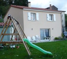 Et voilà la maison terminée. c'est pas mal dommage pour la grosse erreur du plancher chuaffant qui est irreparable: j envisage meme de debrancher le plancher chauffant pour mettre une clim reversible.et dommage que tradieco ne reconnait pas ces erreurs