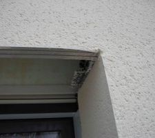 Bavures et baguette &eacute;cras&eacute;e sur fen&ecirc;tre salle de bain