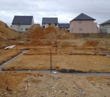 Les fondations sont coulées. La suite dans une semaine.