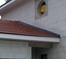 Etanch&eacute;it&eacute; du toit du garage contre la maison. Nickel !