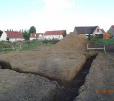 Début des travaux avec les fondations de la maison.