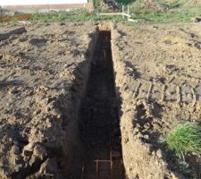 Début des travaux avec les fondations de la maison.