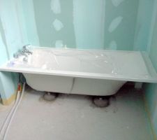 La baignoire passe pile-poil (1m70).
Les pieds sont très bien scellés dans le béton, ça bougera pas !
