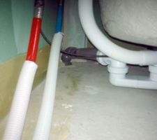 Sous la baignoire